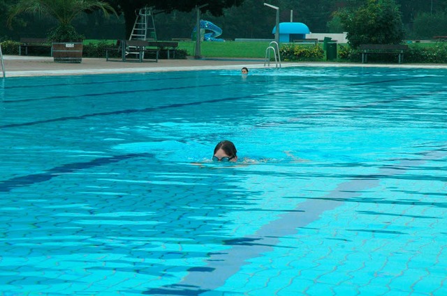 Einsame Schwimmer ziehen im Strandbad ihre Runden.  | Foto: Brigitte Sasse