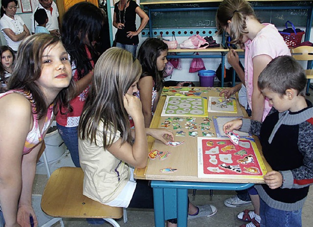 Puzzle-Liebhaber beim Geschicklichkeitsspiel.  | Foto: Doris Dehmel