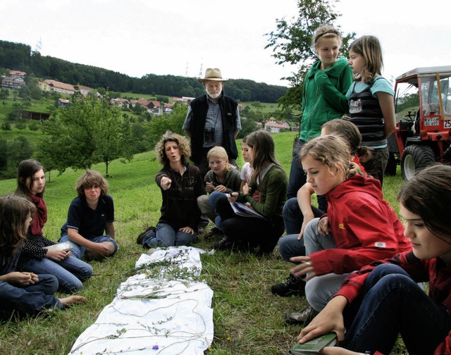 Schler bestimmten Kruter, die auf ei... und Hochrhein-Gymnasiasten zusammen.   | Foto: BZ