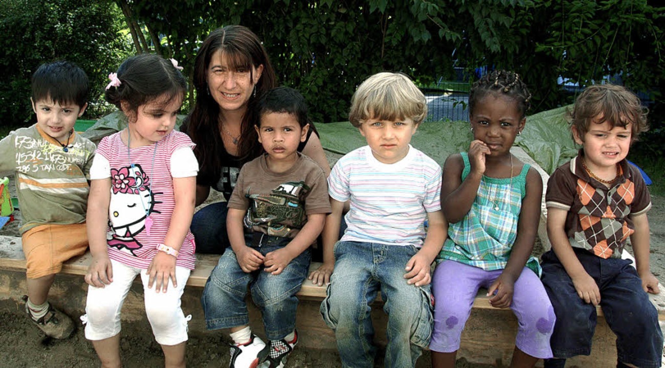 Jessica Lacher mit Kindern der Sprachgruppe   | Foto: Teuber