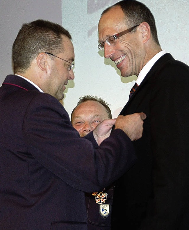 Manfred  Rotzinger verleiht Brgermeis... die deutsche Feuerwehr-Ehrenmedaille.  | Foto: Heike Armbruster