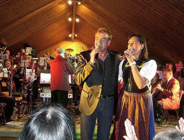 Reiner Kirsten und Elke Lienhard-Usade...n Musikern der Musikkapelle Biberach.   | Foto: Roland Gutjahr