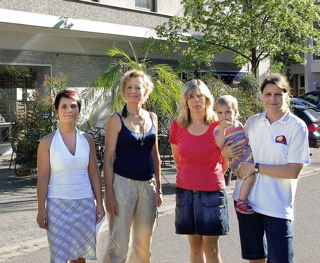 Fr den Erhalt der Geschfte in Winden...hen Emily, Tanja Wei und Andrea Ebner  | Foto: Sylvia-Karina Jahn