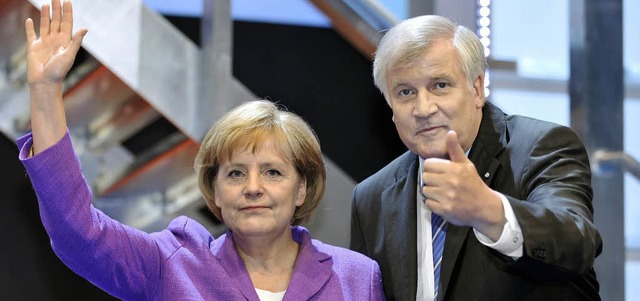 Winken fr den Wahlsieg: Angela Merkel und Hosrt Seehofer   | Foto: DDP