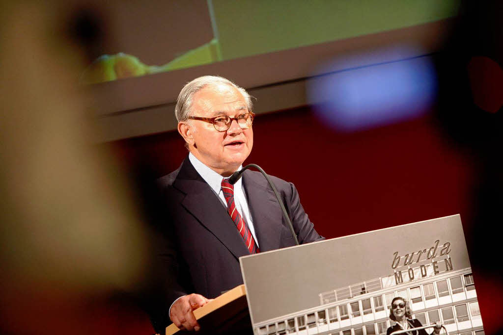 Hubert Burda begrt die Gste zur Erffnung der Ausstellung.