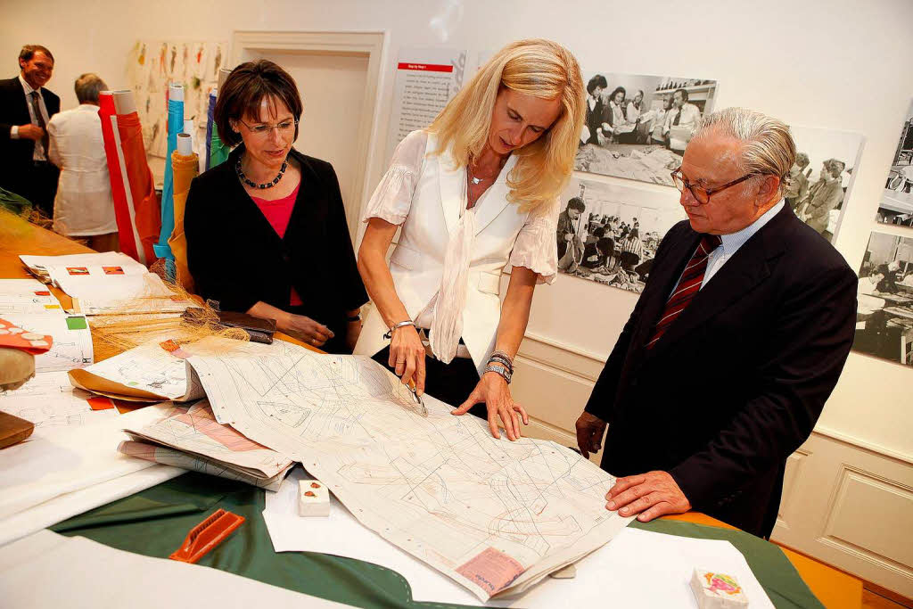 Edith Schreiner (links) und Hubert Burda (rechts) lassen sich Schnittmusterbgen erklren.