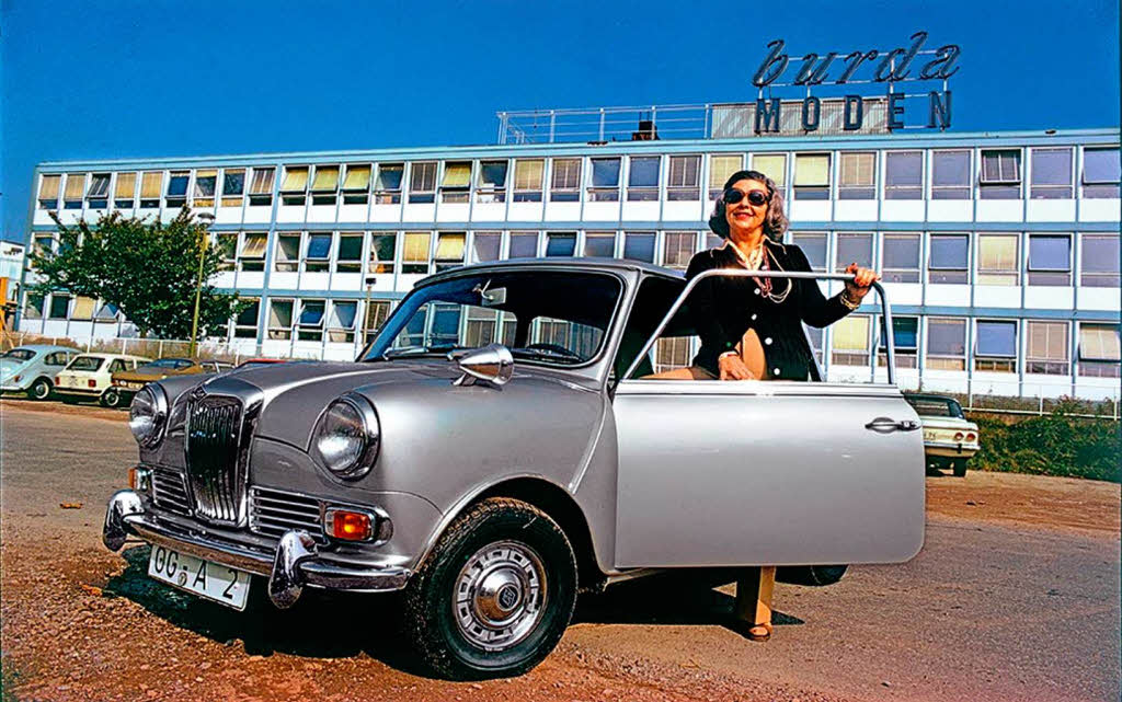 Erfolgsgeschichte made in Offenburg: Aenne Burda 1973 mit ihrem Riley Elf Mark III vor ihrem Verlagsgebude.