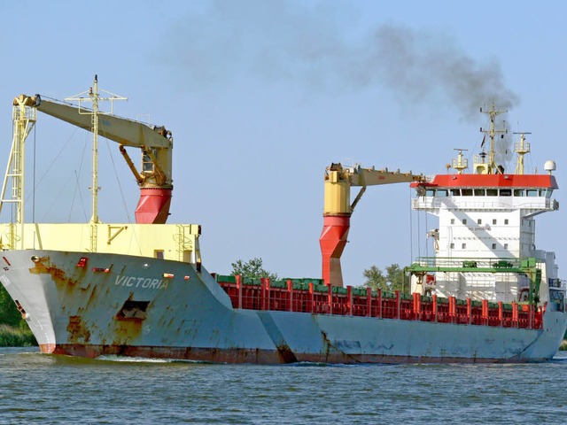 Die MV Victoria ist nach zweieinhalb M...malischen Piraten freigelassen worden.  | Foto: dpa