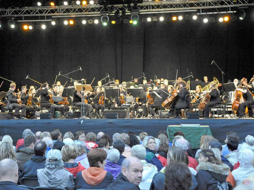 Einstimmen auf die Diva - das philharmonische Orchester Freiburg fllte die Bhne auf dem Schlossplatz