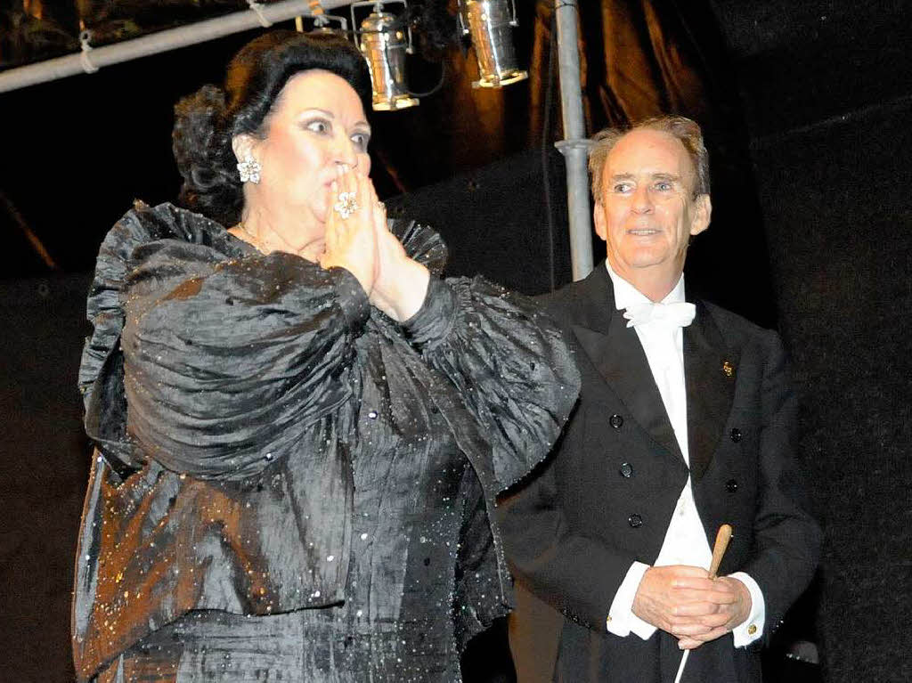 Hingerissen vom Publikum in Emmendingen - die Operndiva Montserrat Caball, die seit 50 Jahren auf der Bhne steht