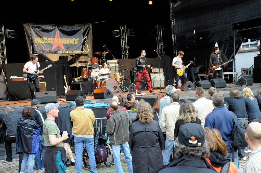 Vorerst spielte die Freiburger Punk Rock Band "Pascal Bonnard" Vorerst spielte die Freiburger Punk Rock Band "Pascal Bonnard"