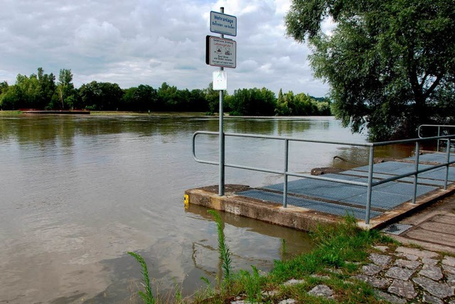 Trgerische Ruhe: Vor dem Kulturwehr i...bis der Rhein ber die Dammkrone lief.  | Foto: Roland Vitt