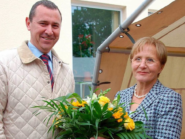 Brgermeister Lohs berreicht Brigitte...der Ehefrau des Namensgebers, Blumen.   | Foto: Sigrid Umiger