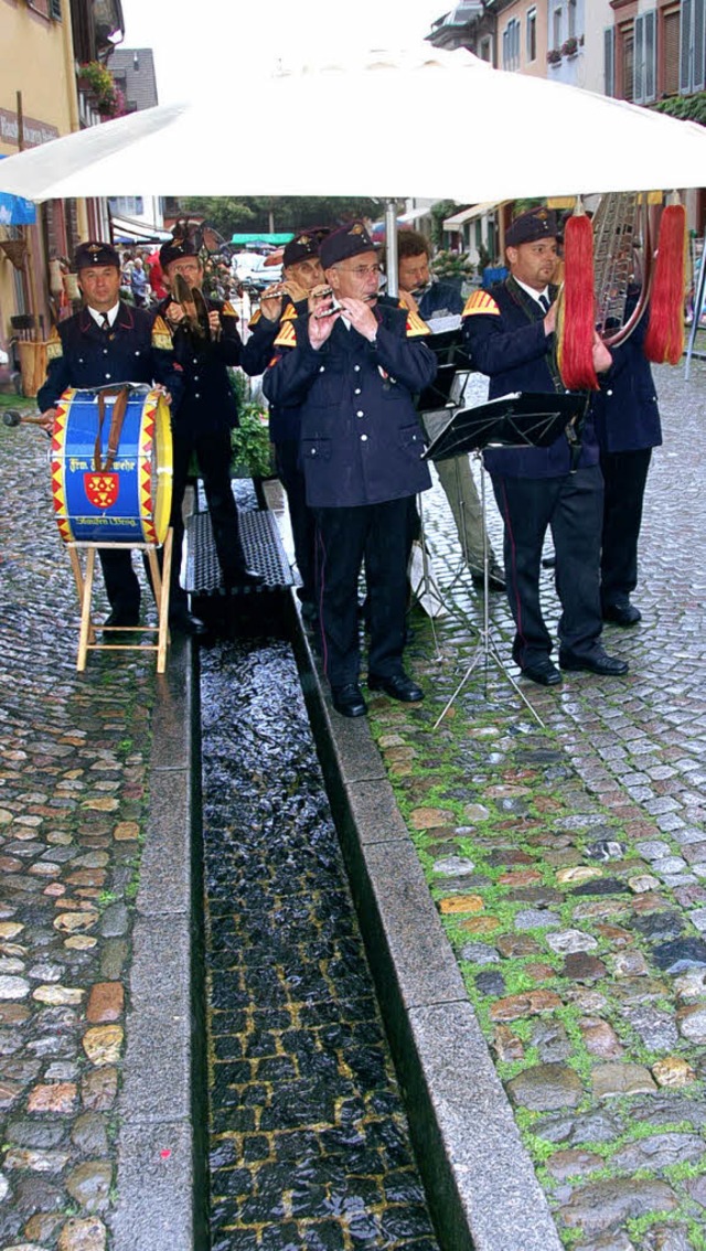 Der Spielmannszug der Feuerwehr Staufe...tz unterm Sonnenschirm am Stadtbchle.  | Foto: Markus Donner