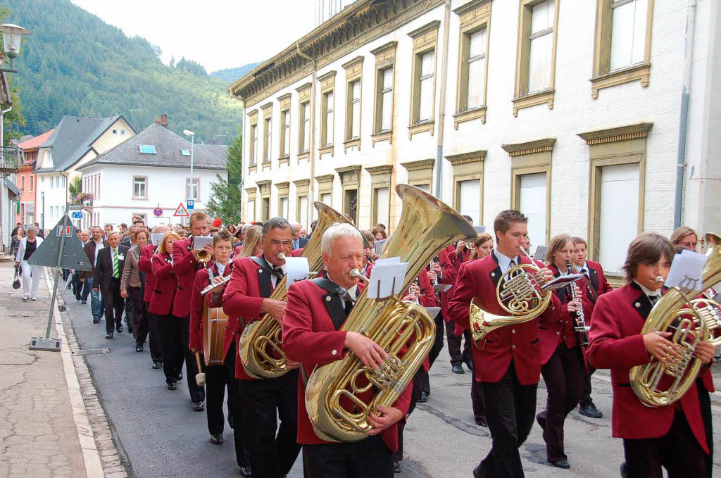 Stadtmusik Schopfheim beim Defilee zur Halle