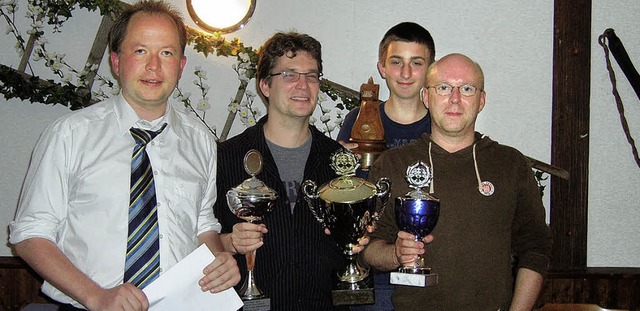 Diese drei Spieler des Schachclubs Wal...inks Turnierleiter Bernd Waschnewski.   | Foto: Weber