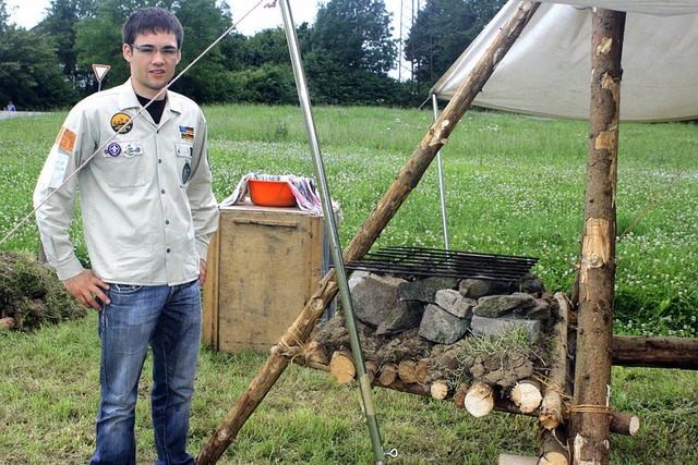 Sebastian Dekrell (21) gehrt zur Leit...m Hintergrund) und einen Herd aufbaut.  | Foto: Gerda Oswald