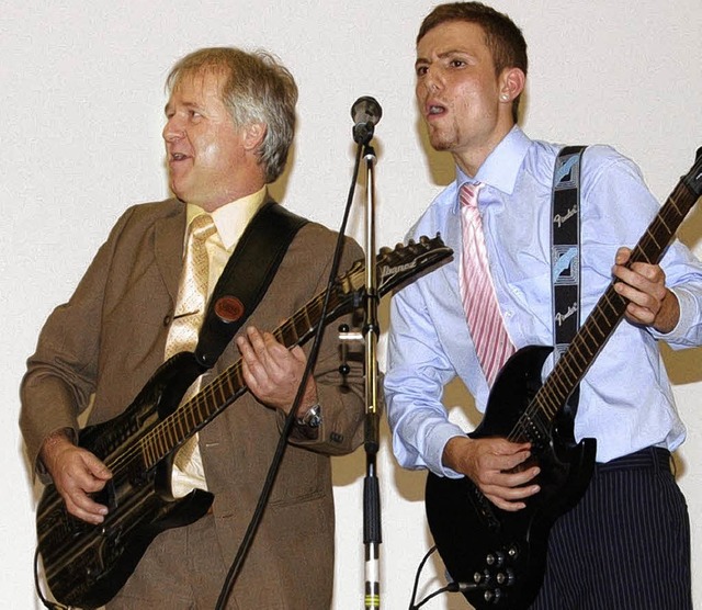 Reiner Kaiser und Fabio Rotolo spielen gemeinsam Gitarre.   | Foto: teubner