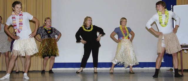 Die  Lehrerinnen Doris Ebertsbaum, Ber...) beim Miss-Waikiki-Tanz mit Schlern.  | Foto: Dominik Teuber