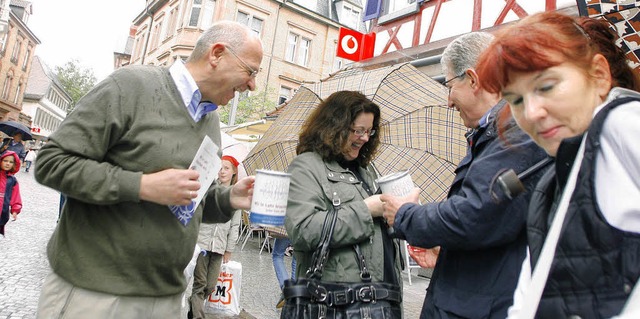 Mit einem Euro waren sie dabei &#8211;...r untersttzten die Stiftungskasse.     | Foto: heidi fssel