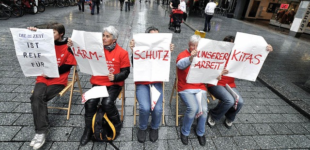 Stumme  Kundgebung der Erzieherinnen   | Foto: Barbara Ruda