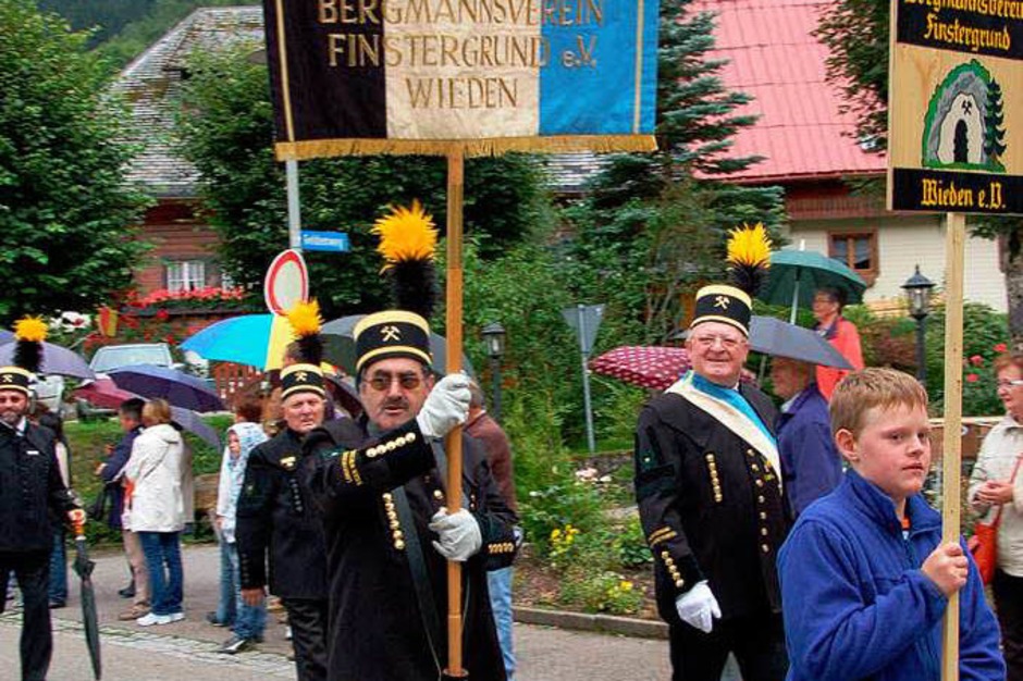 Bergmannsverein Wieden mit (Vorstand Paul Behringer), Standartenträger Karl Josef Straub und Täfeli-Junge Fabian Wiesler (Foto: Karin Maier) Bergmannsverein Wieden mit (Vorstand Paul Behringer), Standartenträger Karl Josef Straub und Täfeli-Junge Fabian Wiesler (Foto: Karin Maier)