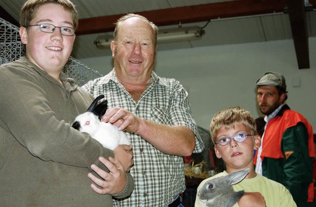 Stolz prsentieren die Jungzchter Mic... der stellvertretende  Vorsitzende.     | Foto: PAUL BERGER