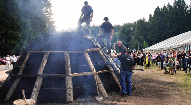 Bald wird er wieder qualmen, der Dachsberger Kohlenmeiler.   | Foto: chs