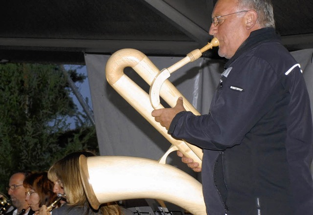 Musikalische Weltreise mit Kuriositte...Bieger solierte auf dem Alpensaxophon   | Foto: Jannik Schall