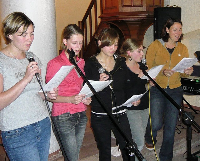 Wie gehen Generationen miteinander  um...uerte  Steffi  Lais   (rechts) bei.     | Foto: Klaus  Brust