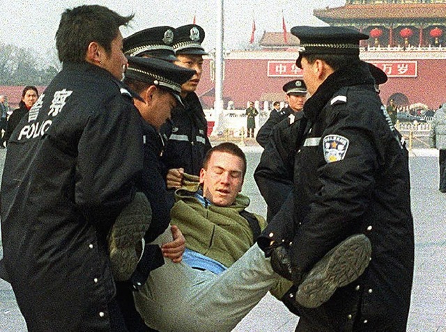 Ein Anhnger der Falun-Gong-Bewegung wird im Jahr  2002 in  Peking verhaftet.   | Foto: DPA
