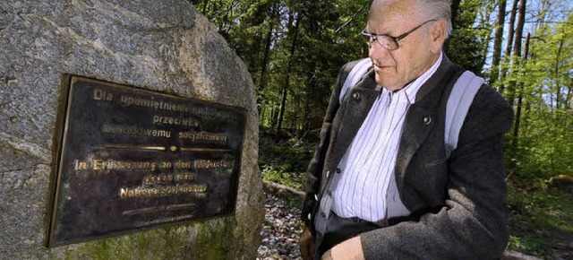 Kurt Salterberg an der Gedenktafel fr die Widerstandskmpfer   | Foto: Linz