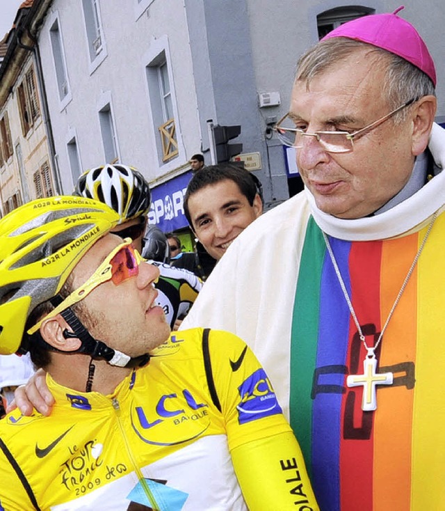 Beistand: Ein Priester und der bisheri...tfhrende der Tour, Rinaldo Nocentini   | Foto: afp