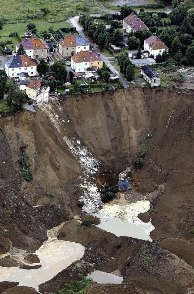 Diese Luftaufnahme zeigt den 100 Meter tiefen Krater.   | Foto: ddp