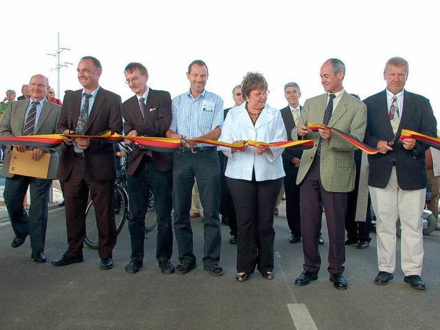 Freie Fahrt auf der Umgehung Bad Krozi...die neue Strae dem Verkehr bergeben.  | Foto: Markus Donner