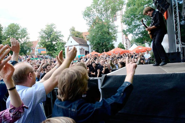 Fans jubeln John Fogerty schon bei den ersten Klngen begeistert zu.  | Foto: Patrik Mller