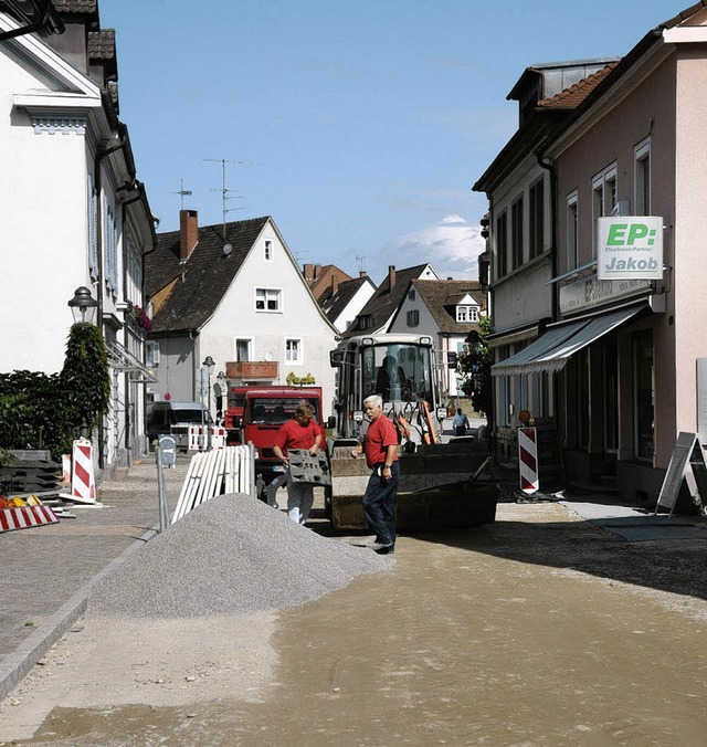 Mit der Einrichtung der Baustellen  ha...estaltung der Hauptstrae  begonnen.    | Foto: Volker Mnch