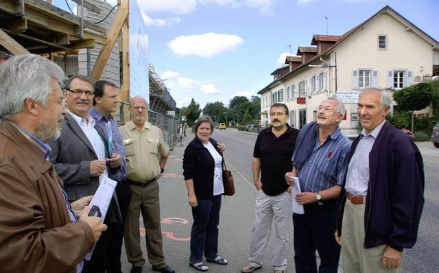 An der Stelle, an der  gestern die Tei...ugngerampel das Queren erleichtern.   | Foto: Langelott