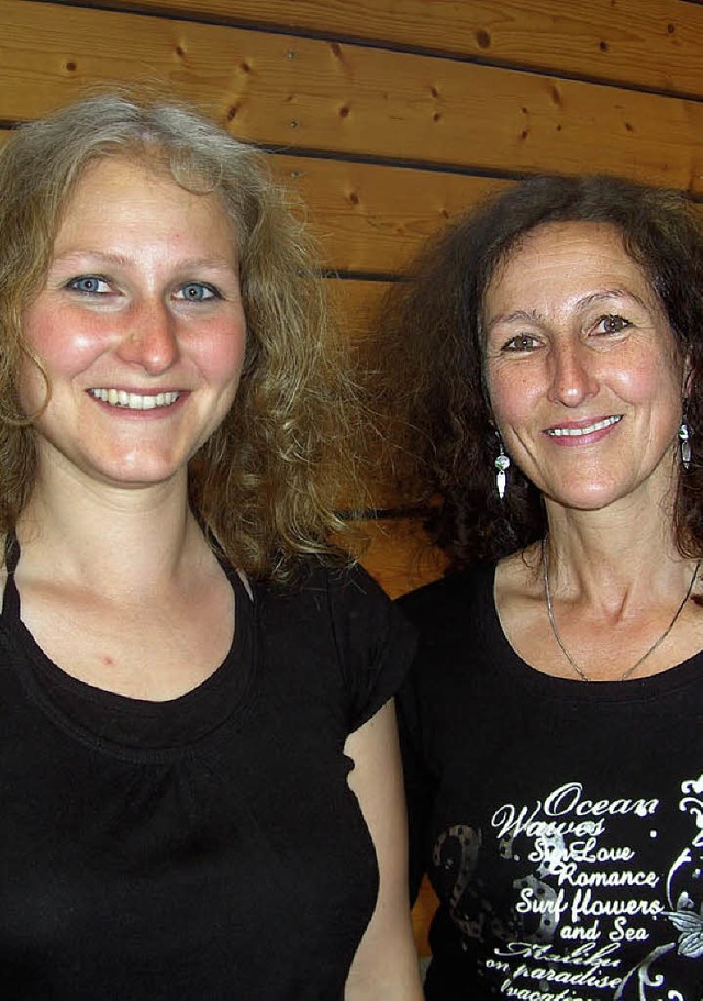Isabelle Schiedt (links) und Ulrike Me...egung Kunterbunt&#8220; fr Kinder an.  | Foto: Tina Httich