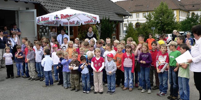 Ein letztes Gruppenbild: Die Schler d...nnen, die viele Jahre Nachbarn waren.   | Foto: Patrick Burger