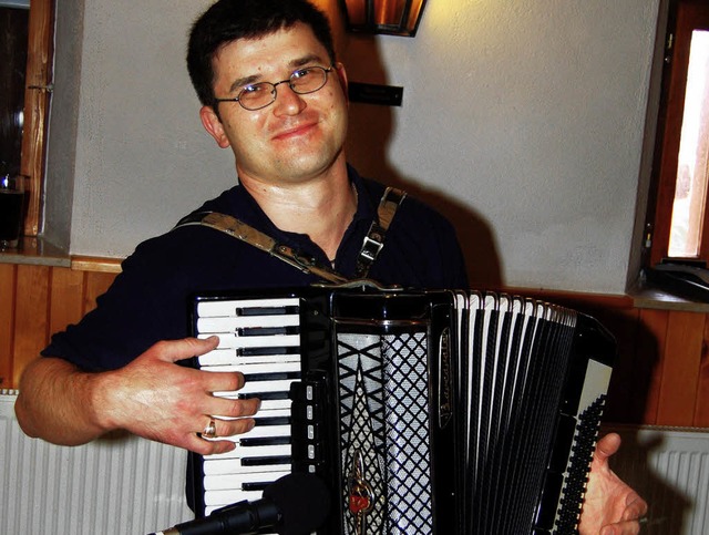 Sergai Skorodnik vom Harmonika-Club In...ingfamilie mit seinem Harmonikaspiel.   | Foto: Heinz Vollmar