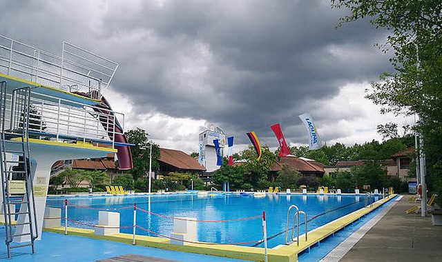 Unter  solch dunklen Regenwolken kommt kein Badespa auf.   | Foto: Raps