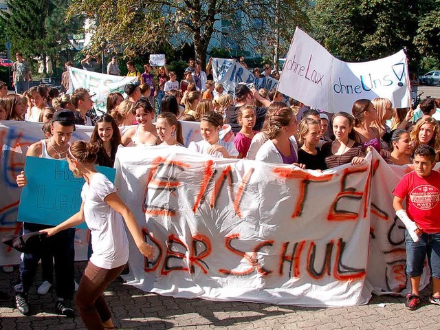 Schler der Realschule protestieren gegen die Versetzung eines Lehrers  | Foto: Dominik Teuber