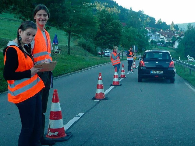 Schler erfassen, woher der Verkehr kommt und wohin die  Autos wollen.  | Foto: Peter Stellmach