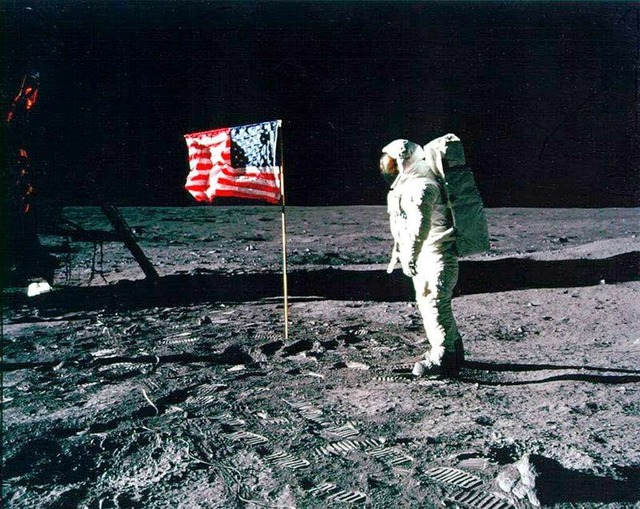 &#8222;Ein kleiner Schritt fr einen M...; Neil Armstrong bei der Mondlandung.   | Foto: dpa
