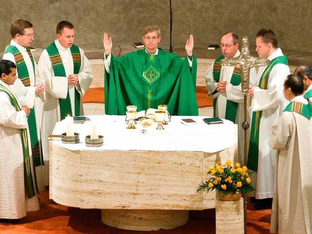 Gemeinsam am Tisch des Herrn: Priester am Altar bei der Eucharistiefeier   | Foto: Pro