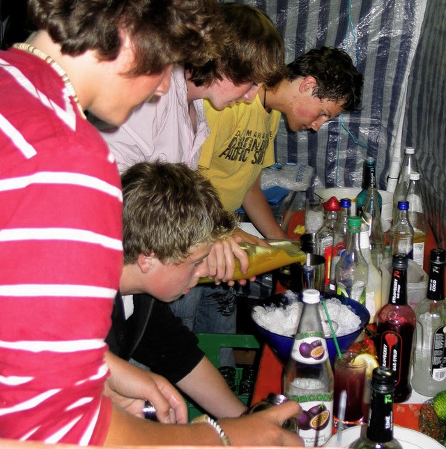 Die Jugendlichen in der Fruchtcocktail-Bar hatten gut zu tun.  | Foto: Jut