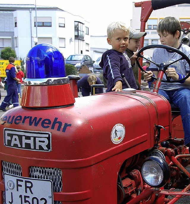 Auch das gab es frher: ein Feuerwehr-Traktor mit Blaulicht.   | Foto: Steinhart