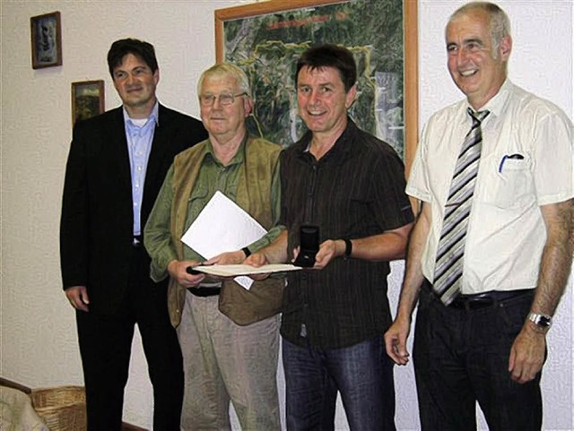 Ortsvorsteher Josef Wernet berreichte...gratulierte (von rechts nach links).    | Foto: Petra Weber