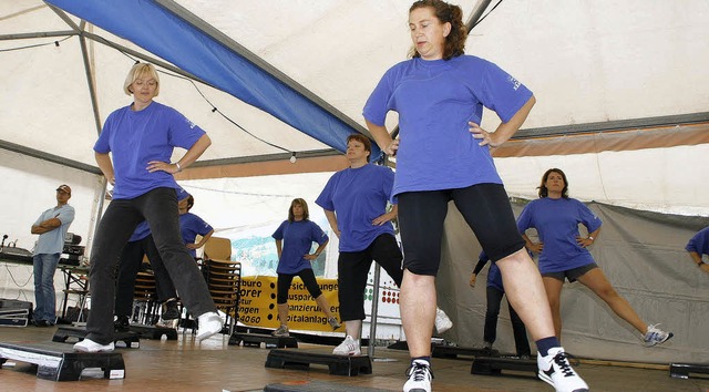 Kurzweilige Darbietungen &#8211; Stepp-Aerobic im Aktienhof   | Foto: heidi fssel